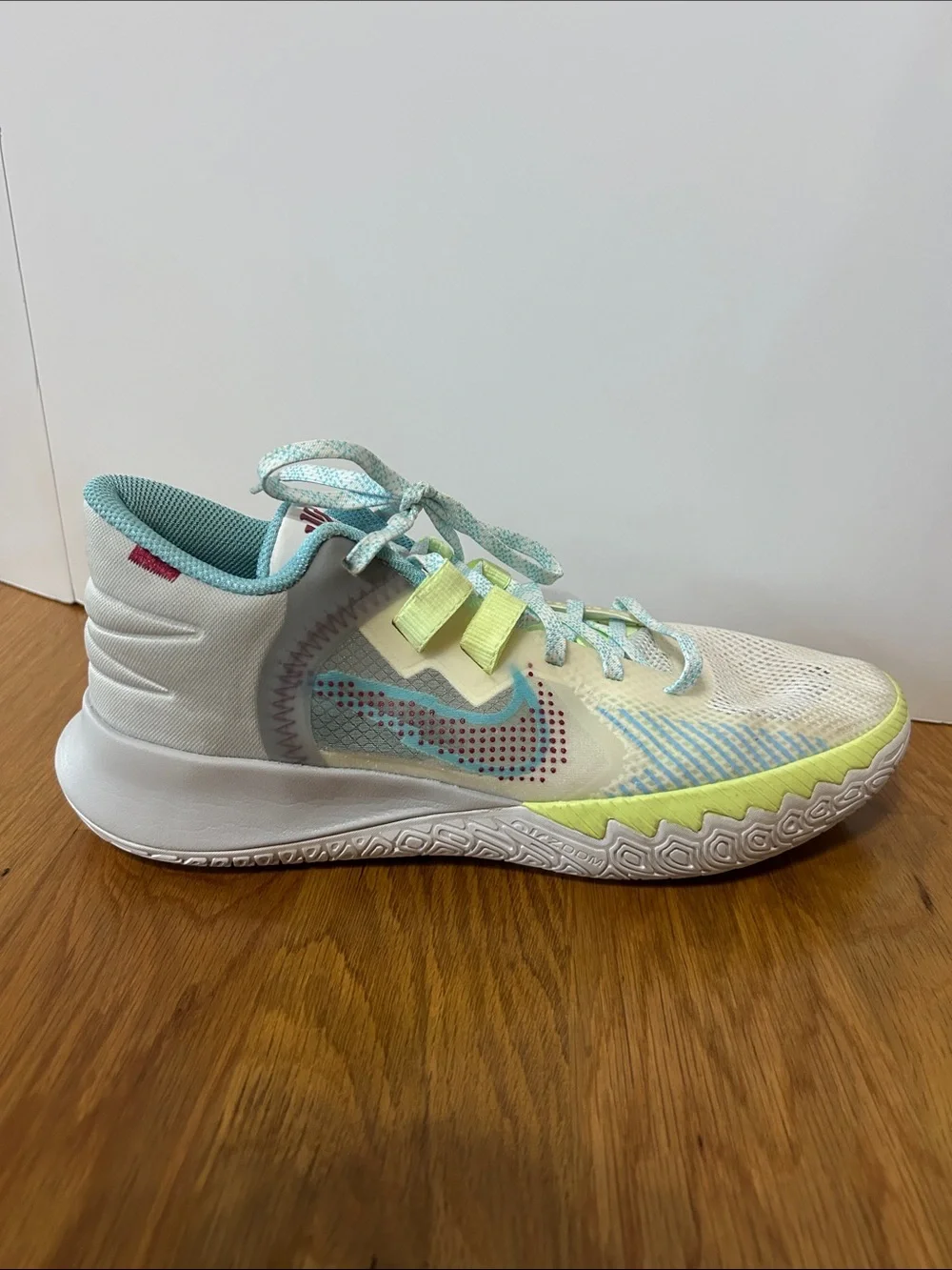 Nike Kyrie Flytrap 5 EP “1 World 1 People” Men’s Size 9 Basketball Shoes
